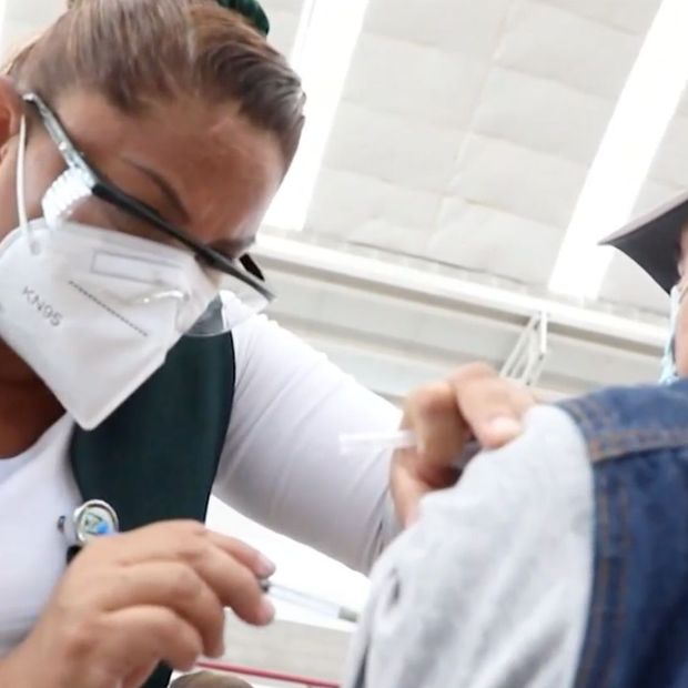 Enfermera aplicando vacuna