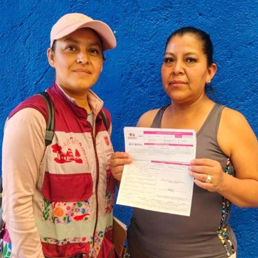 Mujer sostiene solicitud a Vales Mercomuna. Cada Cuánto los Dan.