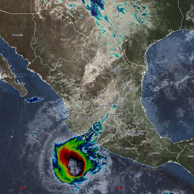 Imagen de satélite que muestra a la tormenta tropical Vance frente a costas mexicanas. SMN