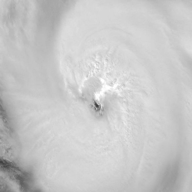 Vista satelital del ojo del ciclón Vance sobre el océano Pacífico, el 23 de octubre de 2026. Imagen CIRA | NOAA vía Reuters