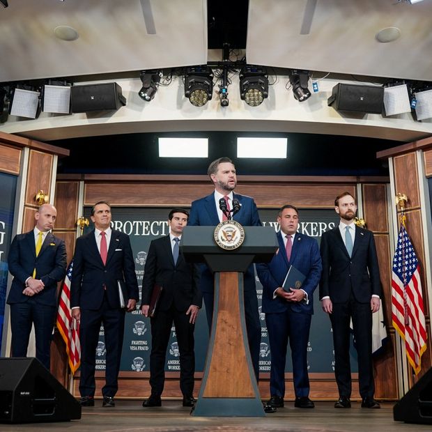 El vicepresidente JD Vance hace un anuncio sobre el fraude en las visas H-1B, en conferencia de prensa en la Casa Blanca. Foto: Reuters