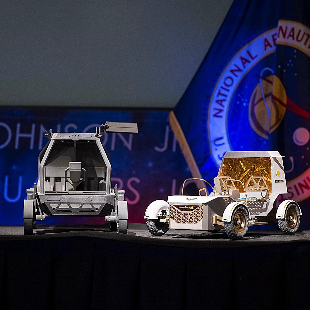 De izquierda a derecha, maquetas del módulo de aterrizaje lunar Blue Origin Mark 1, el vehículo lunar tripulado Astrolab, el vehículo lunar Lunar Outpost Pegasus y el orbitador Firely Elytra Dark.