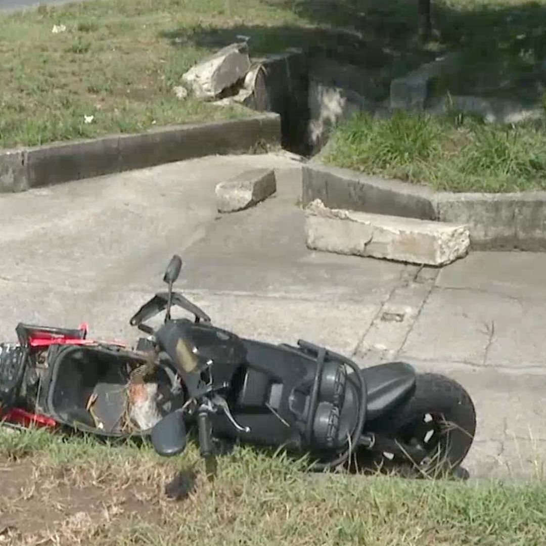 Motocicleta y tragatormentas abierto donde cayeron motociclistas y fallecieron durante inundación en Veracruz