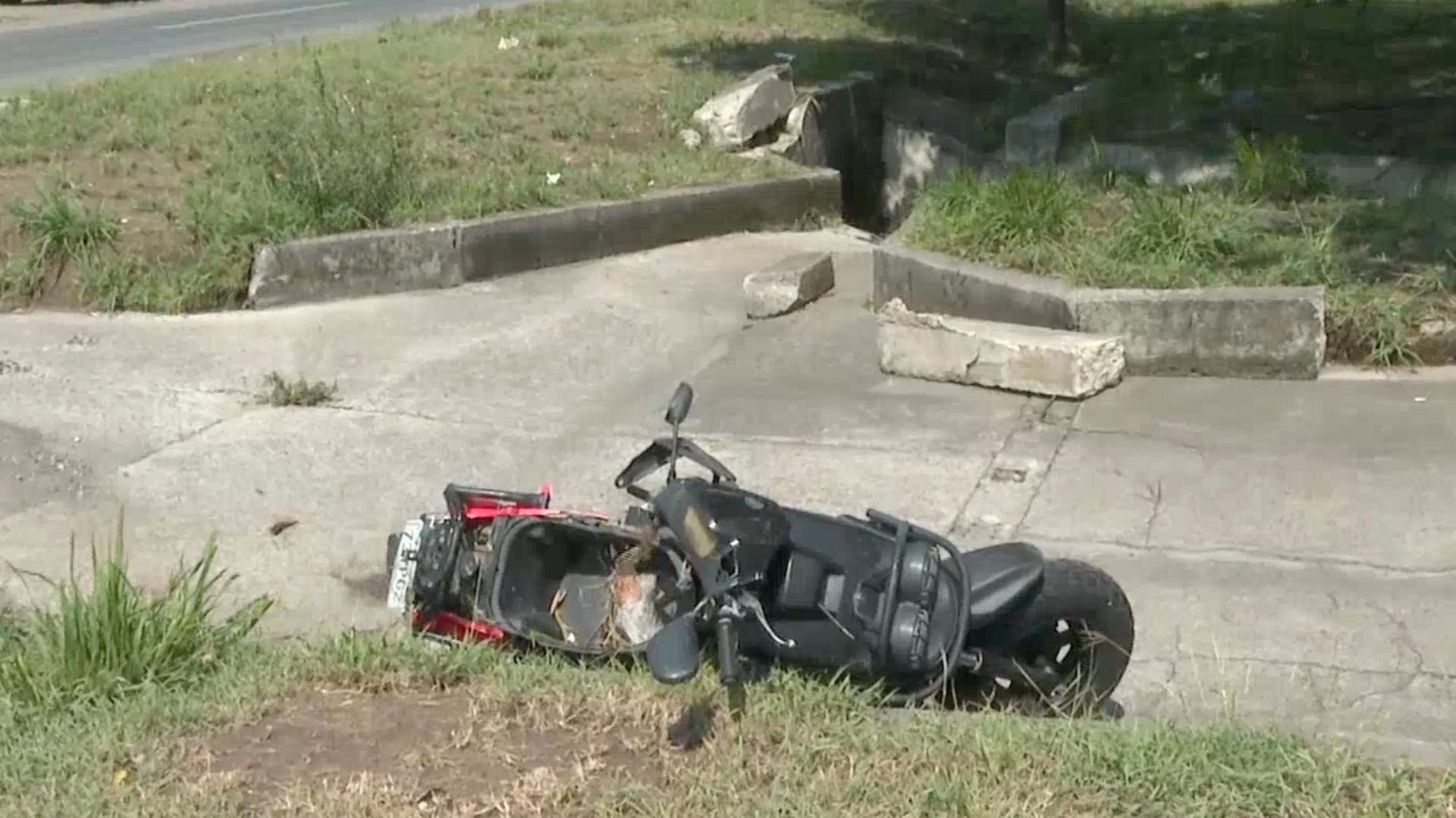 Motocicleta y tragatormentas abierto donde cayeron motociclistas y fallecieron durante inundación en Veracruz