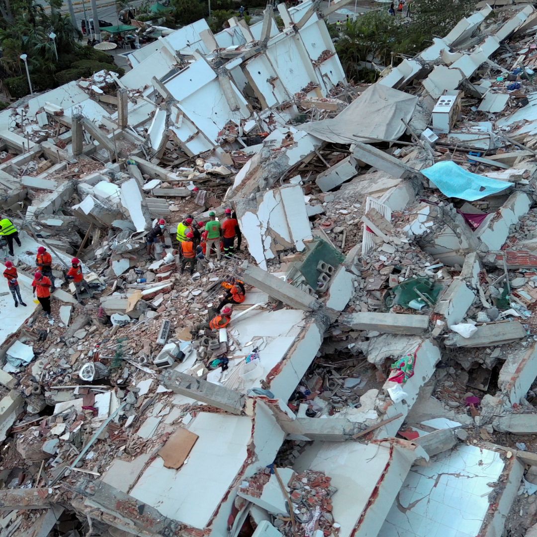 Rescatistas laboran en un edificio colapsado tras los terremotos en Venezuela.