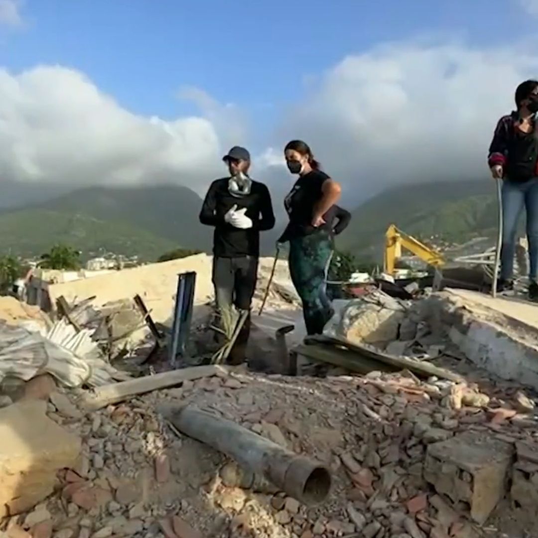 Familiares de víctimas de terremotos en Venezuela realizan labores de búsqueda por falta de ayuda.