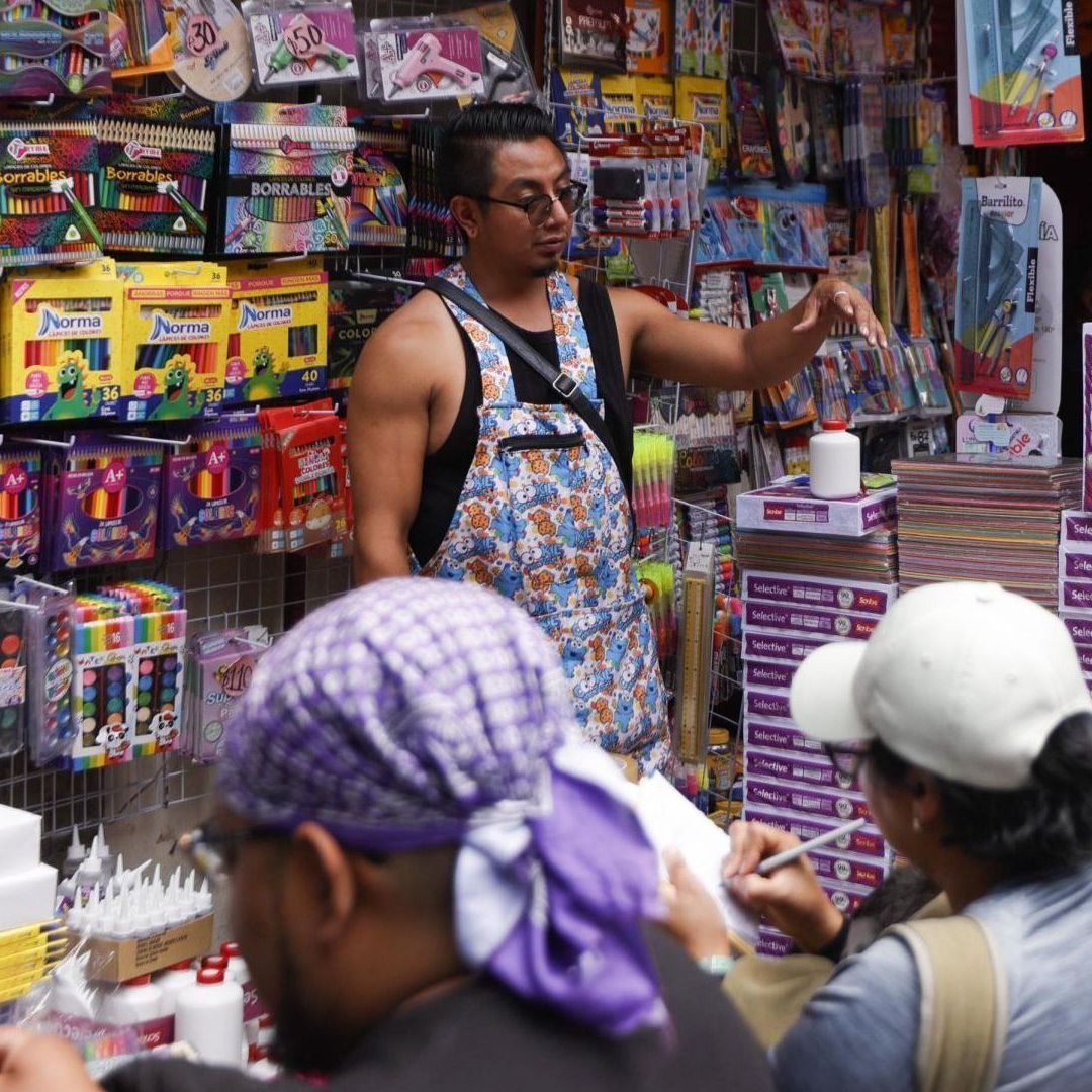 Venta de útiles escolares en el Zócalo de la CDMX
