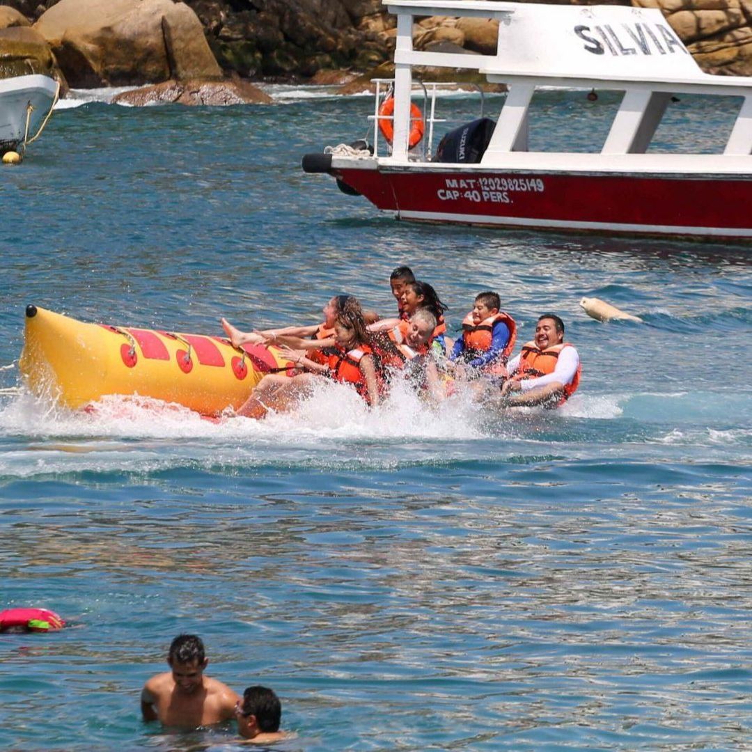 Turistas en playas de Acapulco, Guerrero