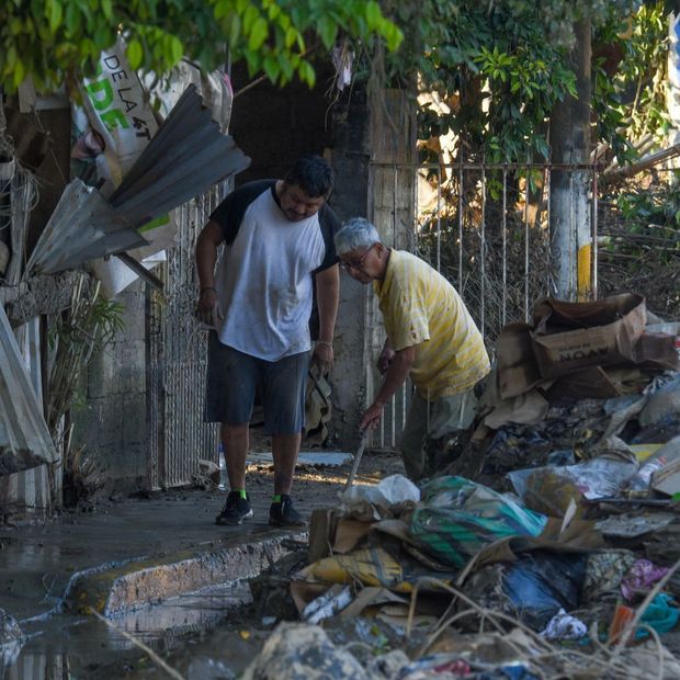 Habitantes levantan los escombros tras las lluvias en Álamo, Veracruz, en 2025