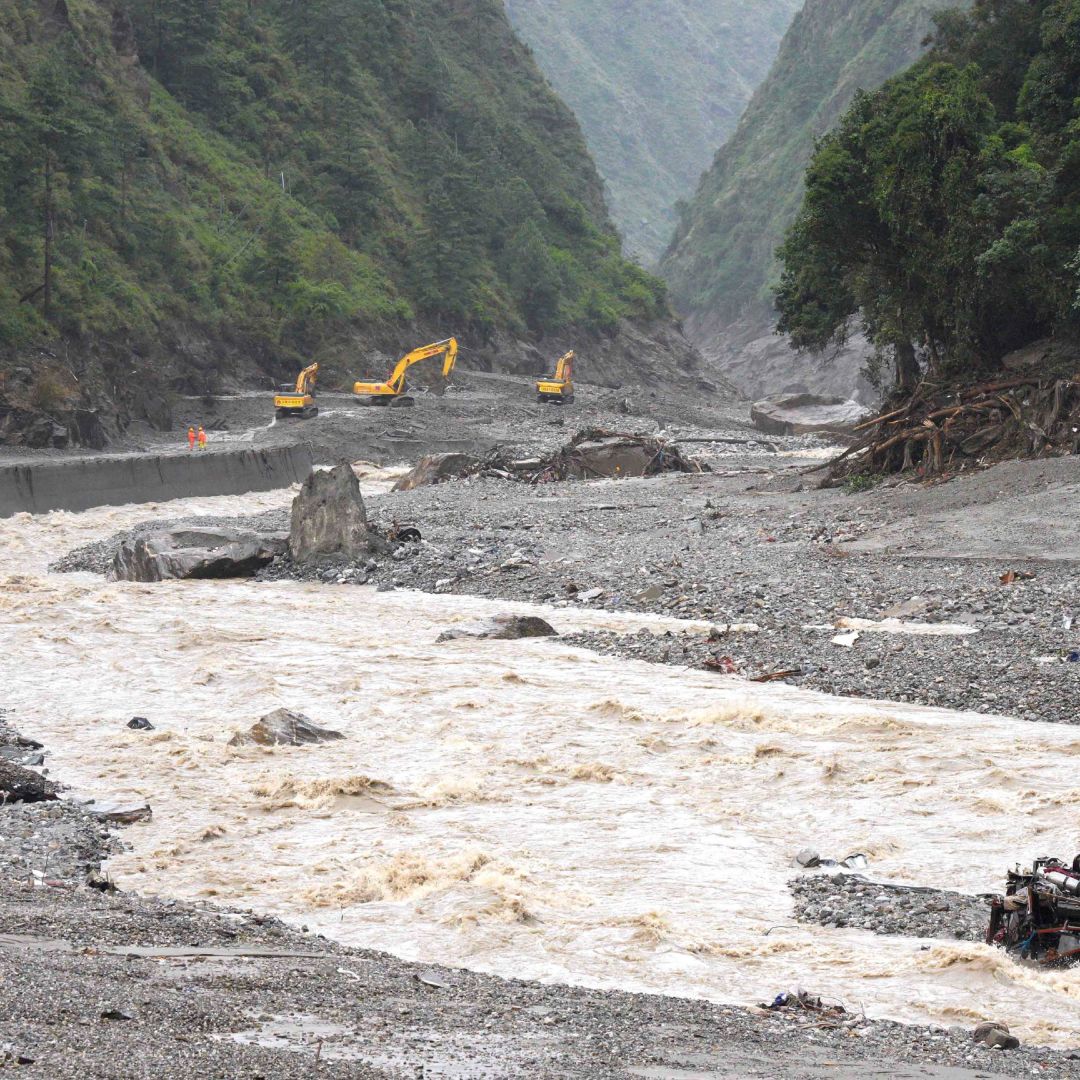 Equipos de rescate reparan una carretera que conduce al puerto de Gyirong.