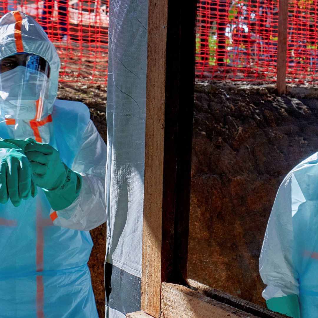 Médicos se protegen con trajes especiales en un centro de tratamiento contra el ébola
