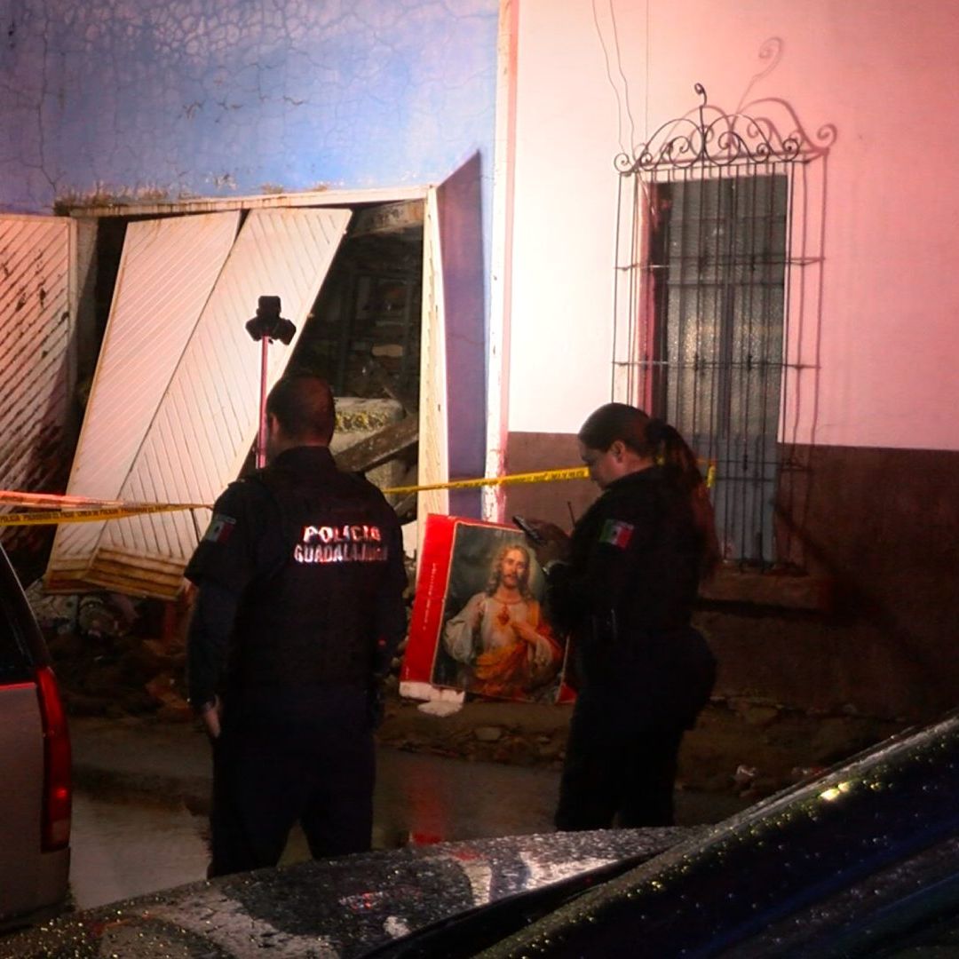 Vivienda en San Juan de Dios colapsa y deja a pareja de adultos mayores atrapada.