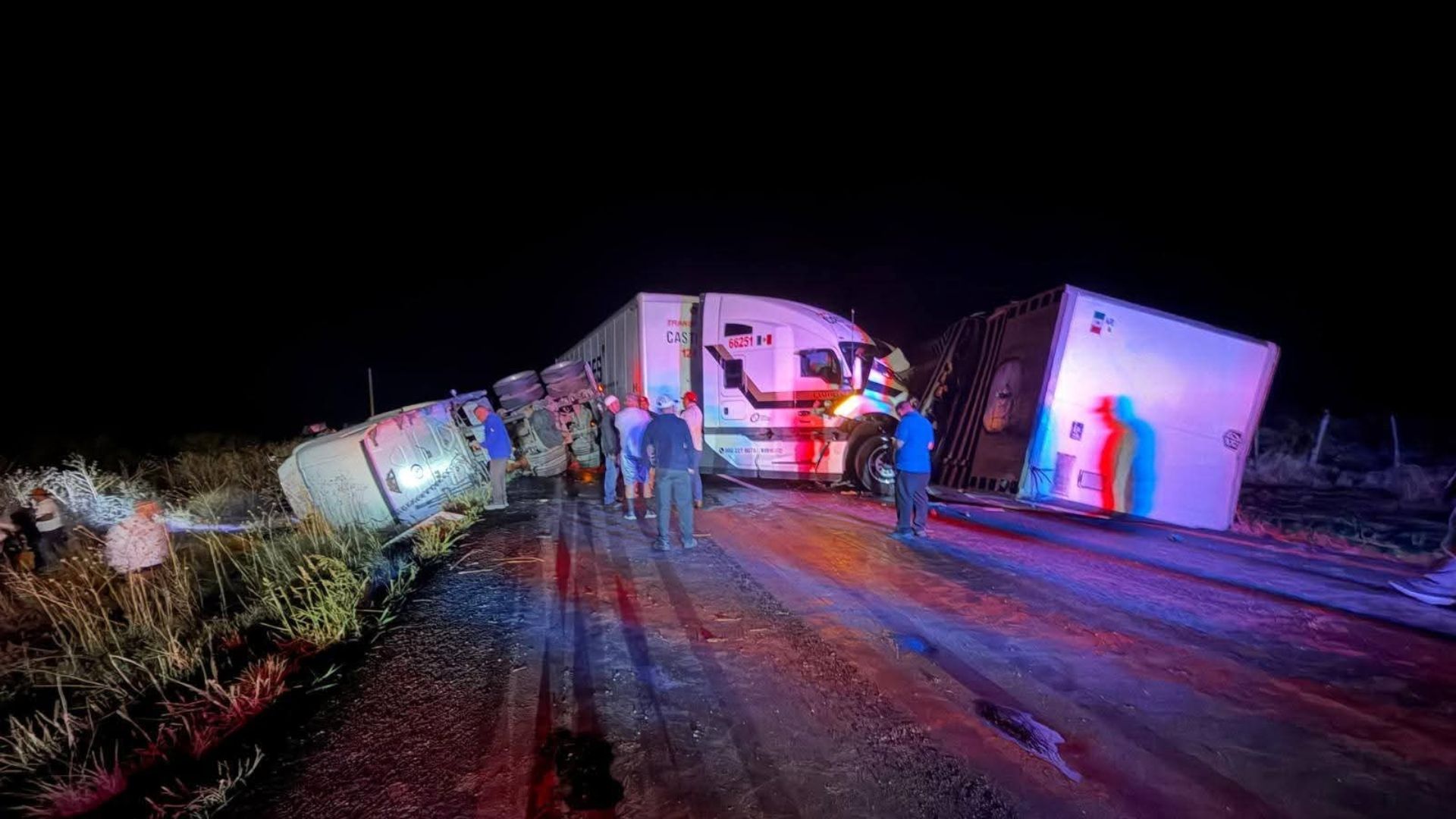Vuelca tráiler en carretera