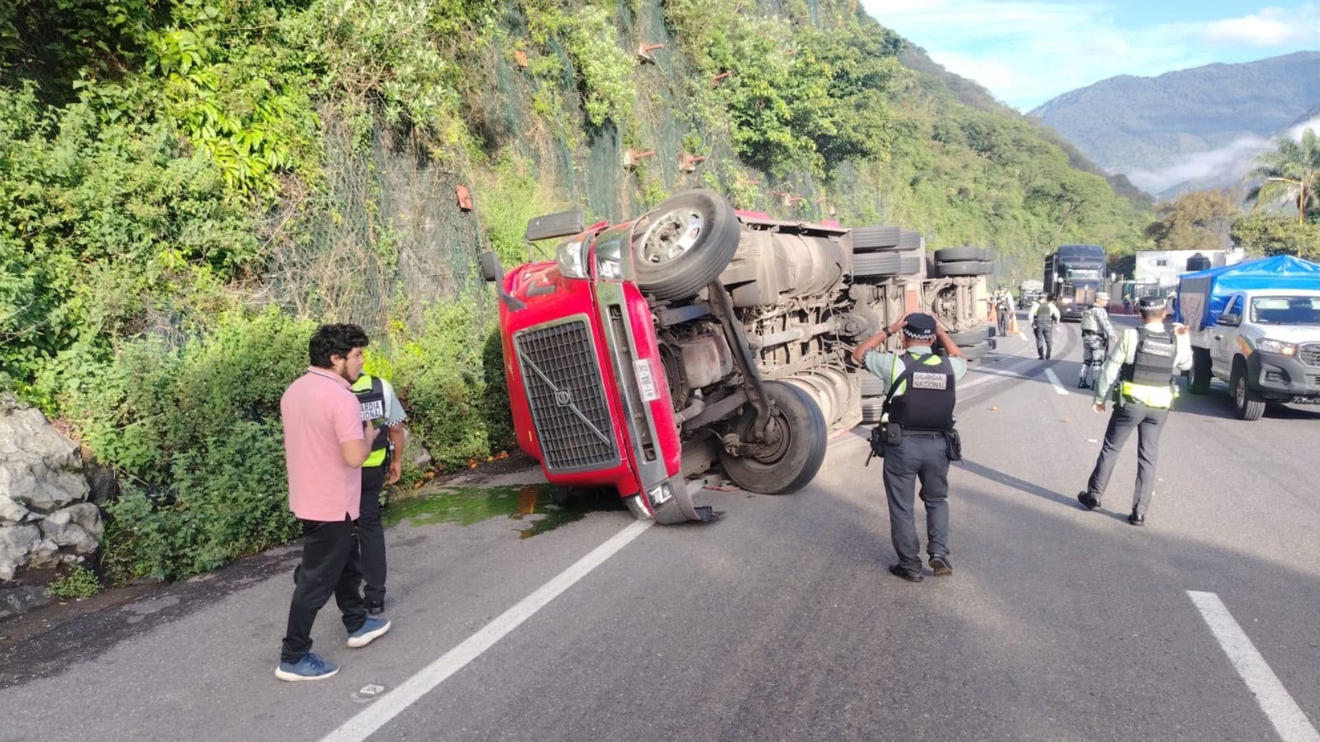 Vuelca Tráiler Cargado de Verduras Sobre la Autopista Orizaba-Puebla