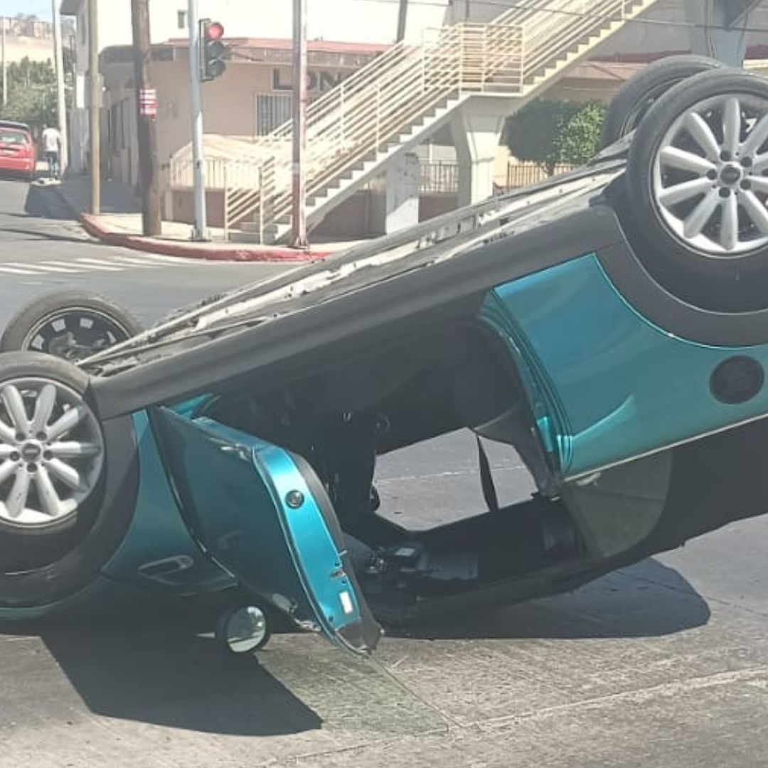 Registran Choque y Volcadura en Colonia 20 de Noviembre en Tijuana