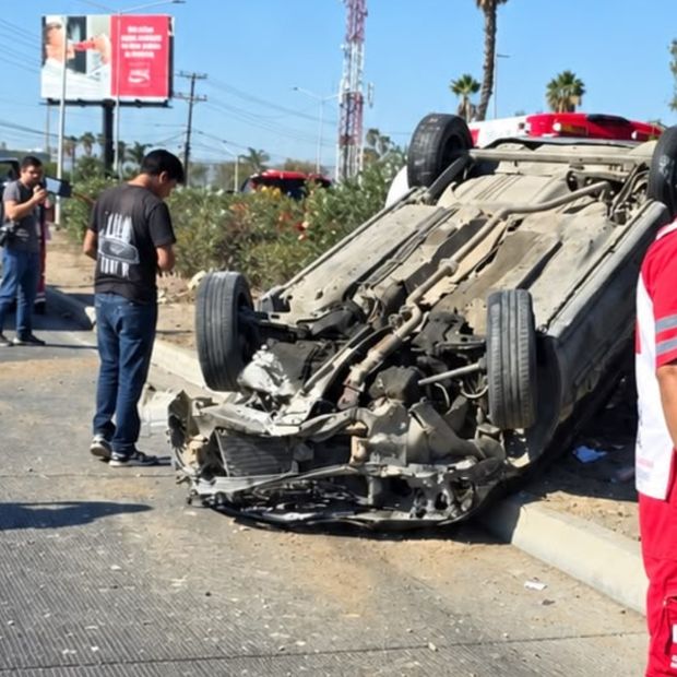 Vehículo Nissan Sentra volcado sobre el camellón central frente a la UABC Tijuana