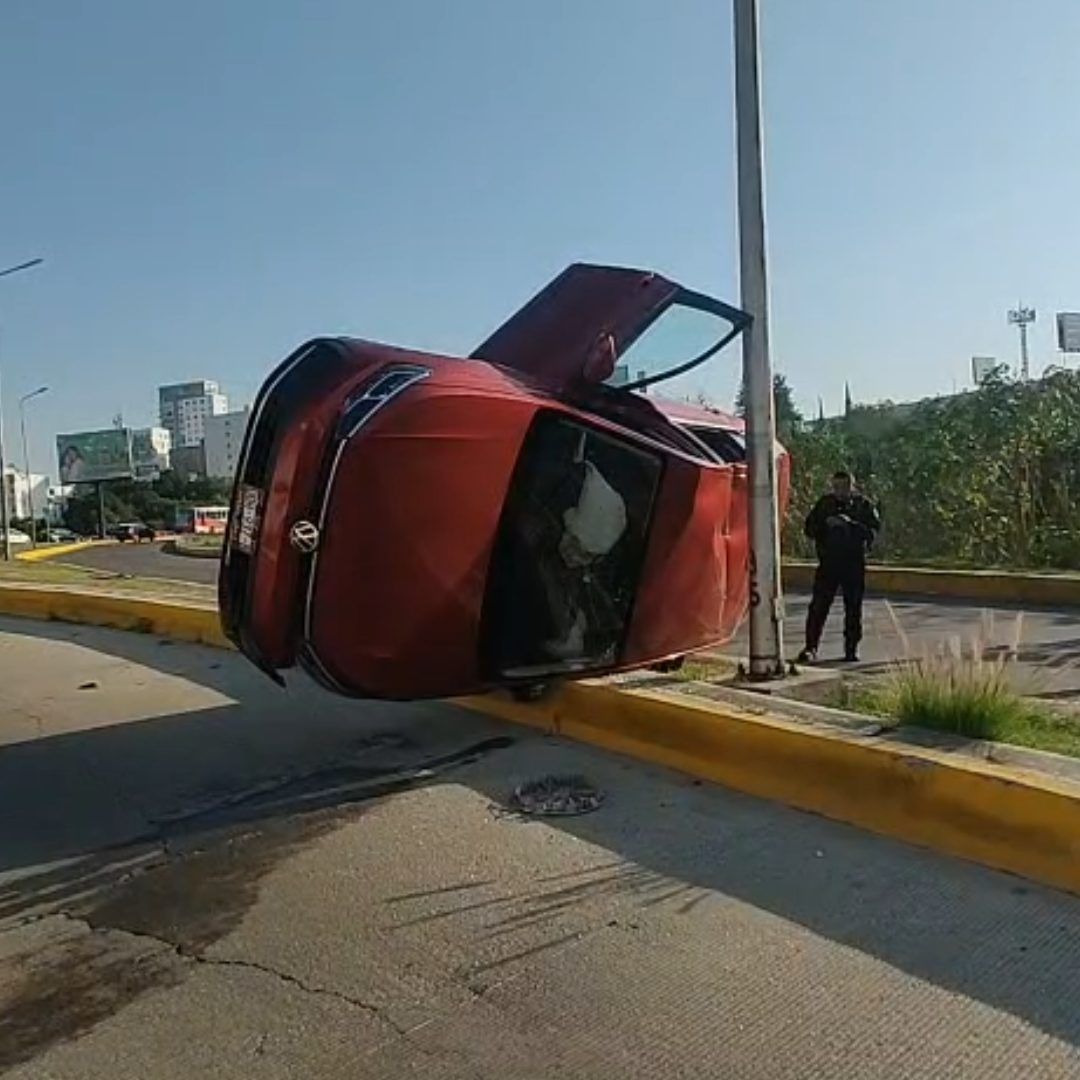 Accidente Persecución Volcadura de Automóvil en CIS de Angelópolis Vía Atlixcáyotl Puebla