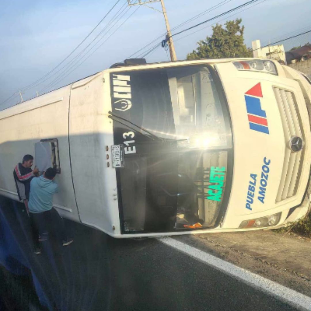 Servicios de emergencia atienden a pasajeros lesionados.