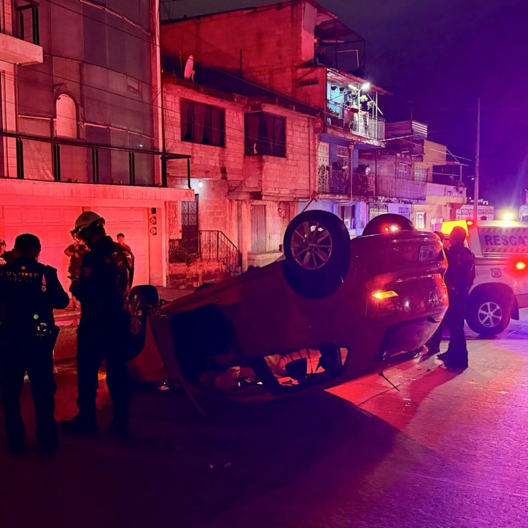 Accidente Volcadura Vehículo Dos Lesionados Bulevar Esteban de Antuñano Puebla