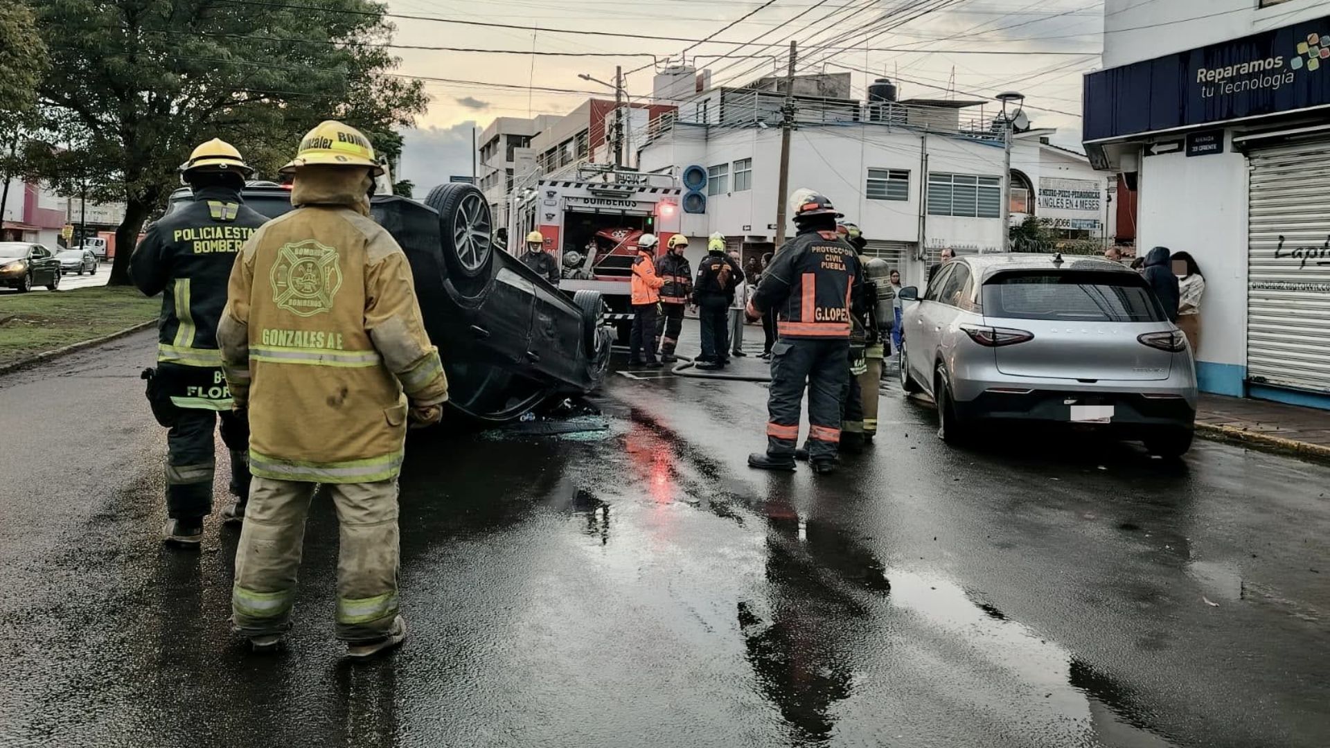 Accidente Volcadura de Vehículo Dos Lesionados en Colonia Anzures Puebla
