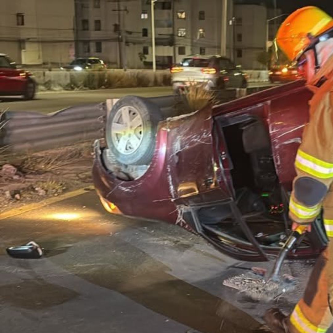 Accidente Volcadura Automóvil Hombre Tercera Edad Lesionado Periférico Ecológico Puebla
