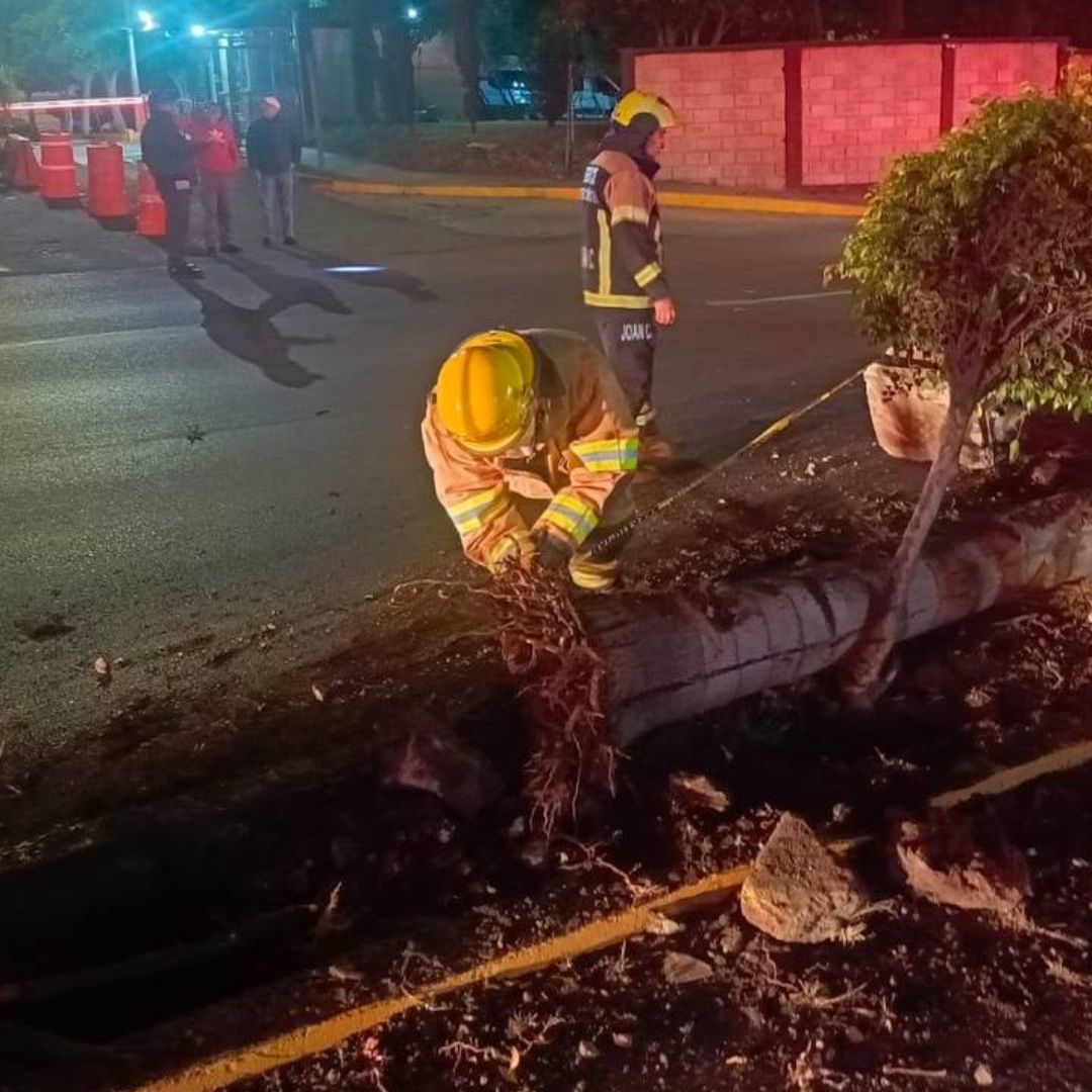 Accidente Volcadura de Automóvil Poste Derribado Dos Lesionados Puebla
