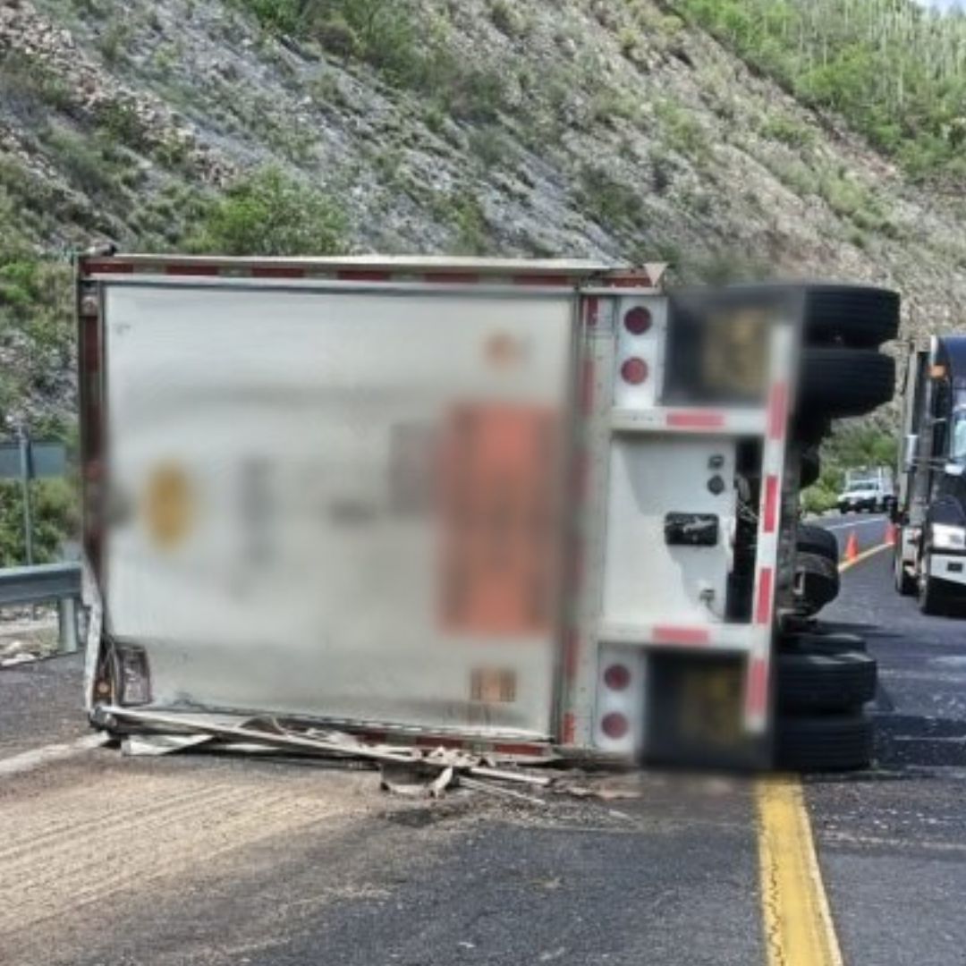 Volcadura en la autopista Cuacnopalan-Oaxaca.