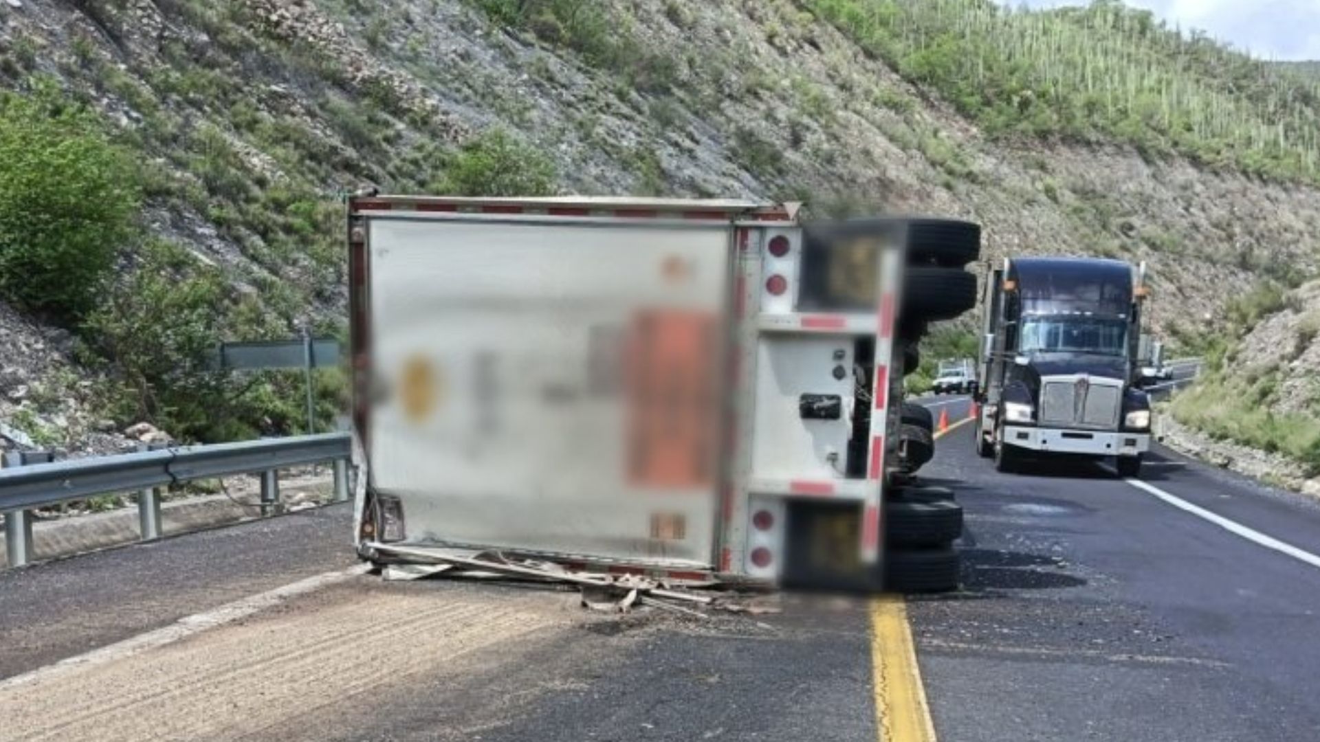 Volcadura en la autopista Cuacnopalan-Oaxaca.