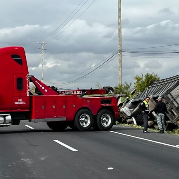 Volcadura en autopista Peñón-Texcoco