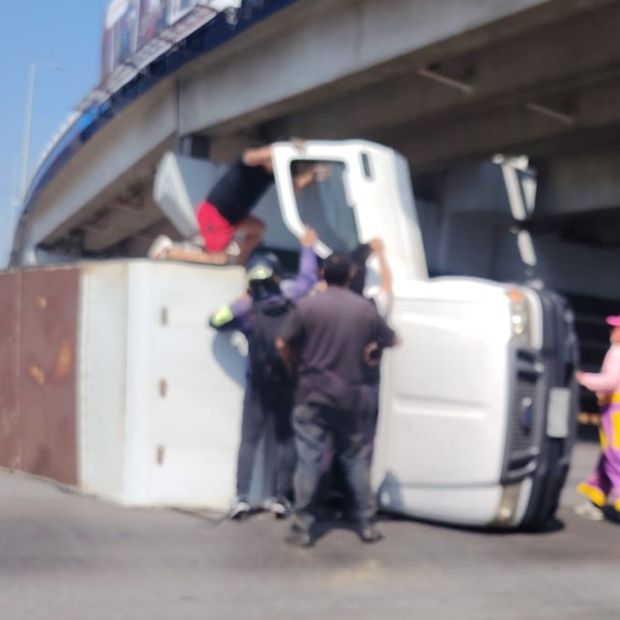 Accidente de camioneta en el Boulevard Atlixco de Puebla.