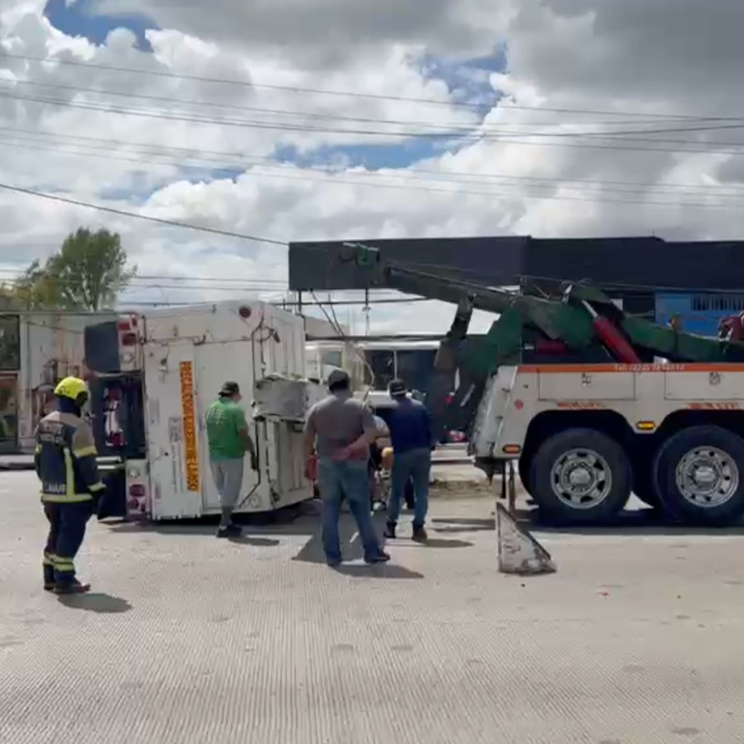 Con grúa retiraron la pesada unidad después del accidente en Bulevar San Felipe.