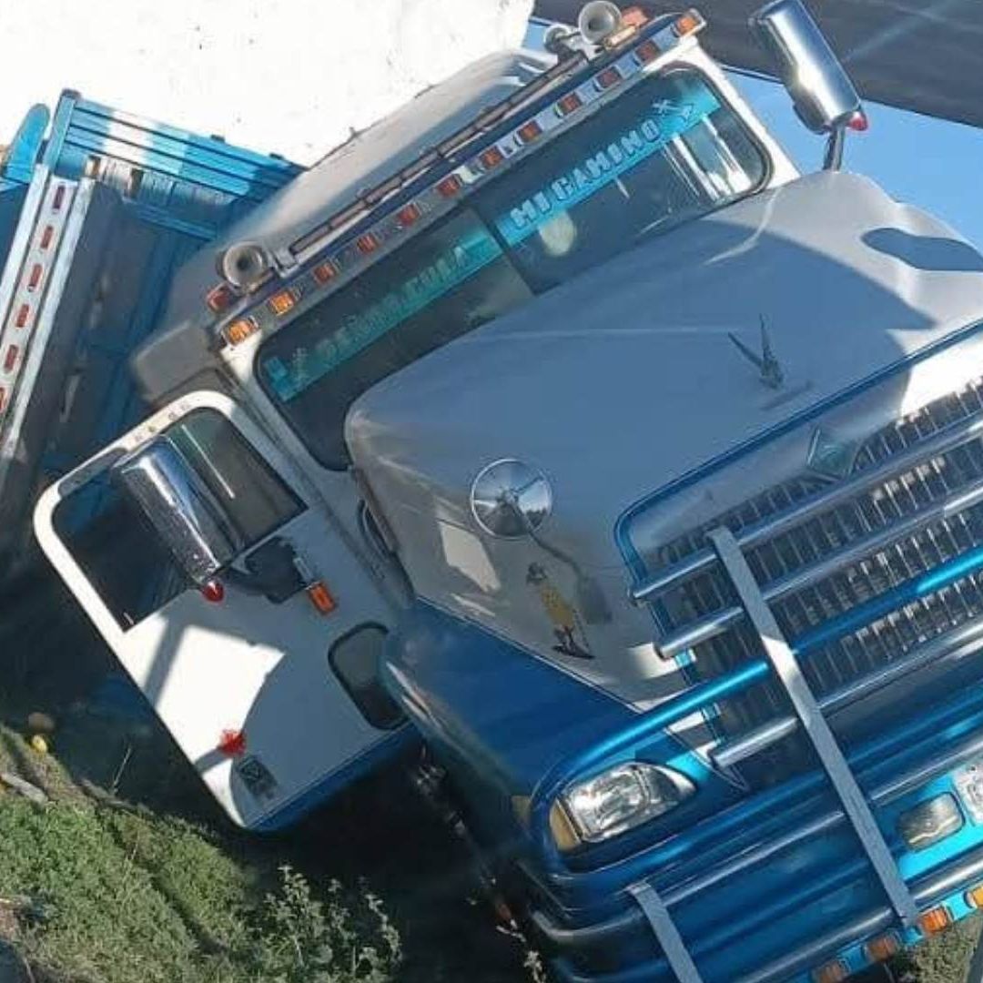 Volcadura de Camión Torton con Mangos en Autopista México Puebla Orizaba