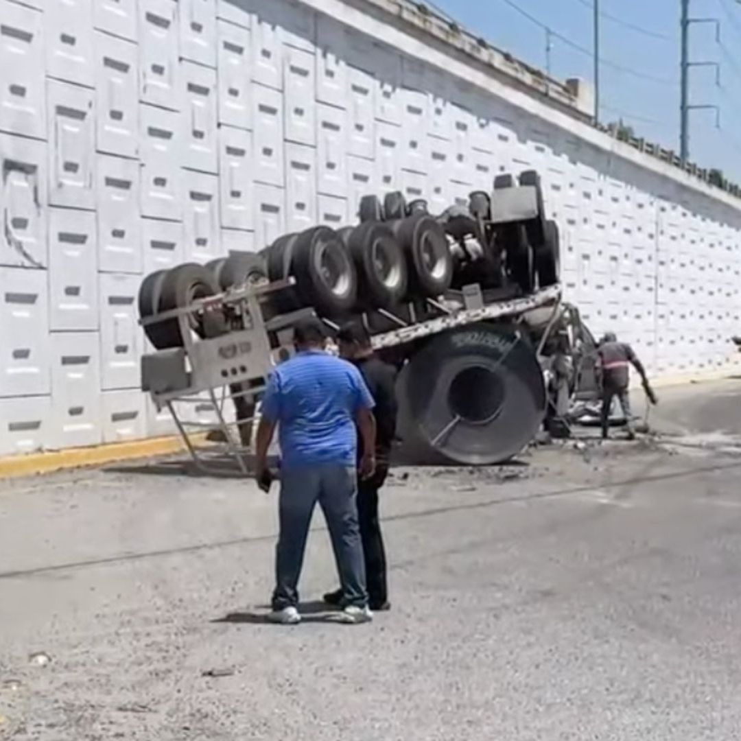 Volcadura tráiler Miguel Alemán