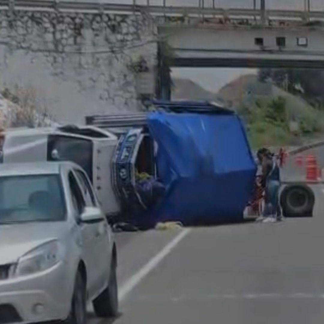Volcadura Accidente de Camión Mercancía Fruta en Autopista Puebla Atlixco