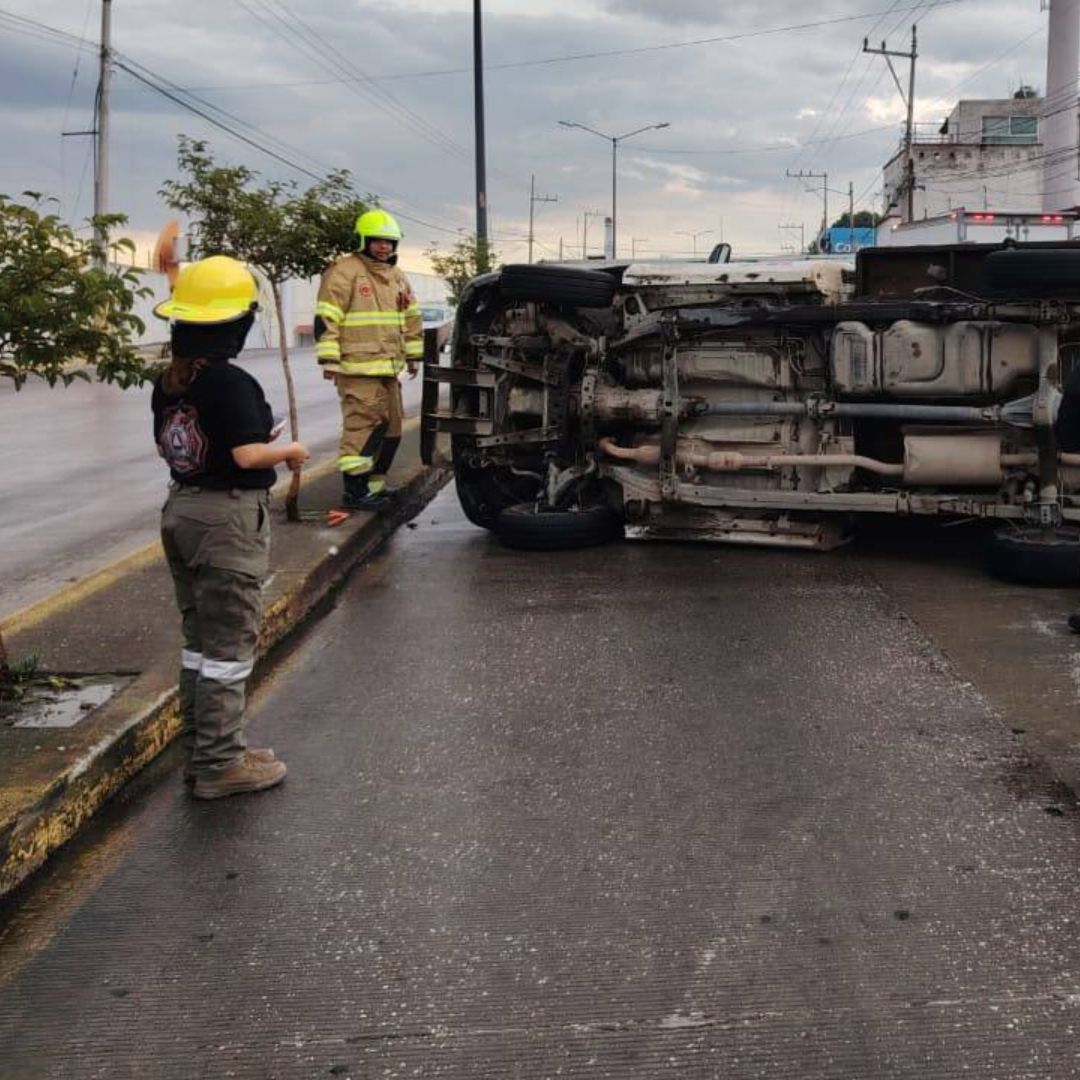 Accidente Volcadura de Camioneta sobre Bulevar Esteban de Antuñano de Puebla