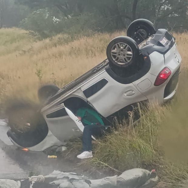 Accidente Volcadura de Camioneta por Lluvia en Periférico Ecológico Puebla