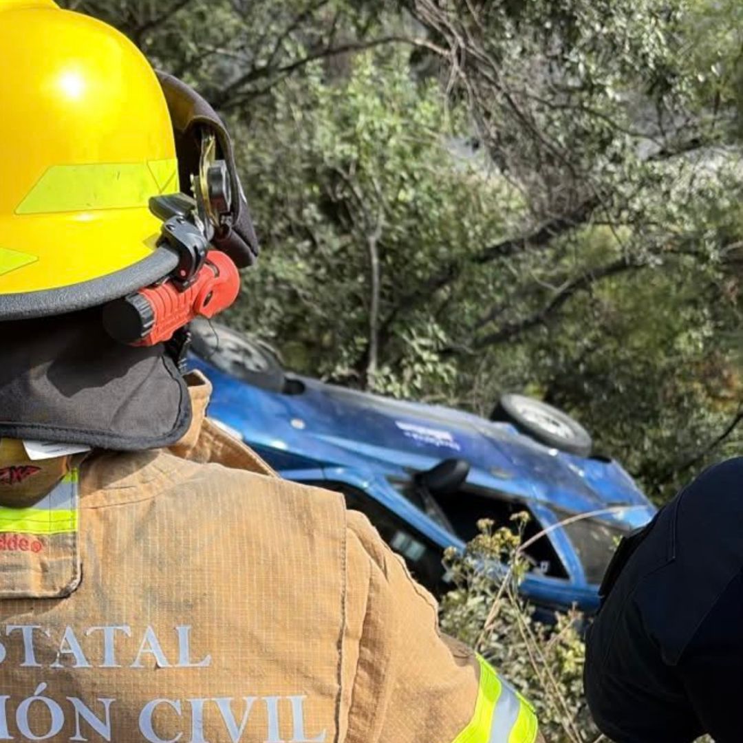 Los ocupantes abandonaron el vehículo después del accidente.