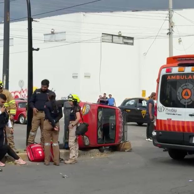 Accidente Volcadura Automóvil Choque Taxi Calle 28 Norte Colonia Santa Bárbara Puebla