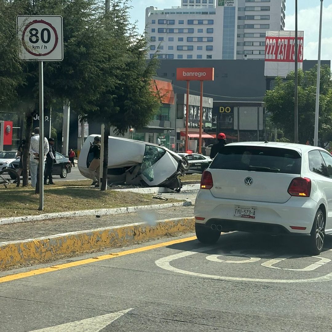 Sobrevive conductor a fuerte accidente
