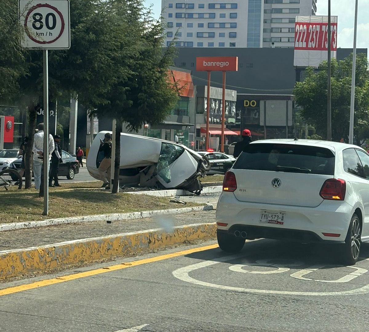 Sobrevive conductor a fuerte accidente