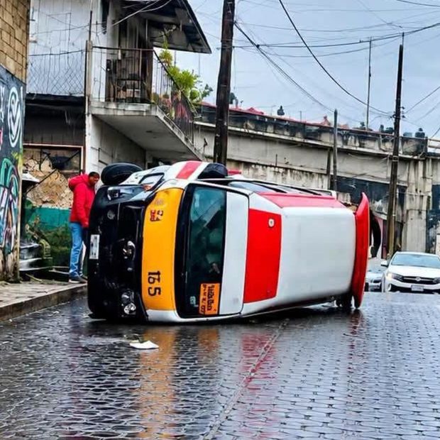 Volcadura de combi en Huauchinango deja a ocho lesionados.