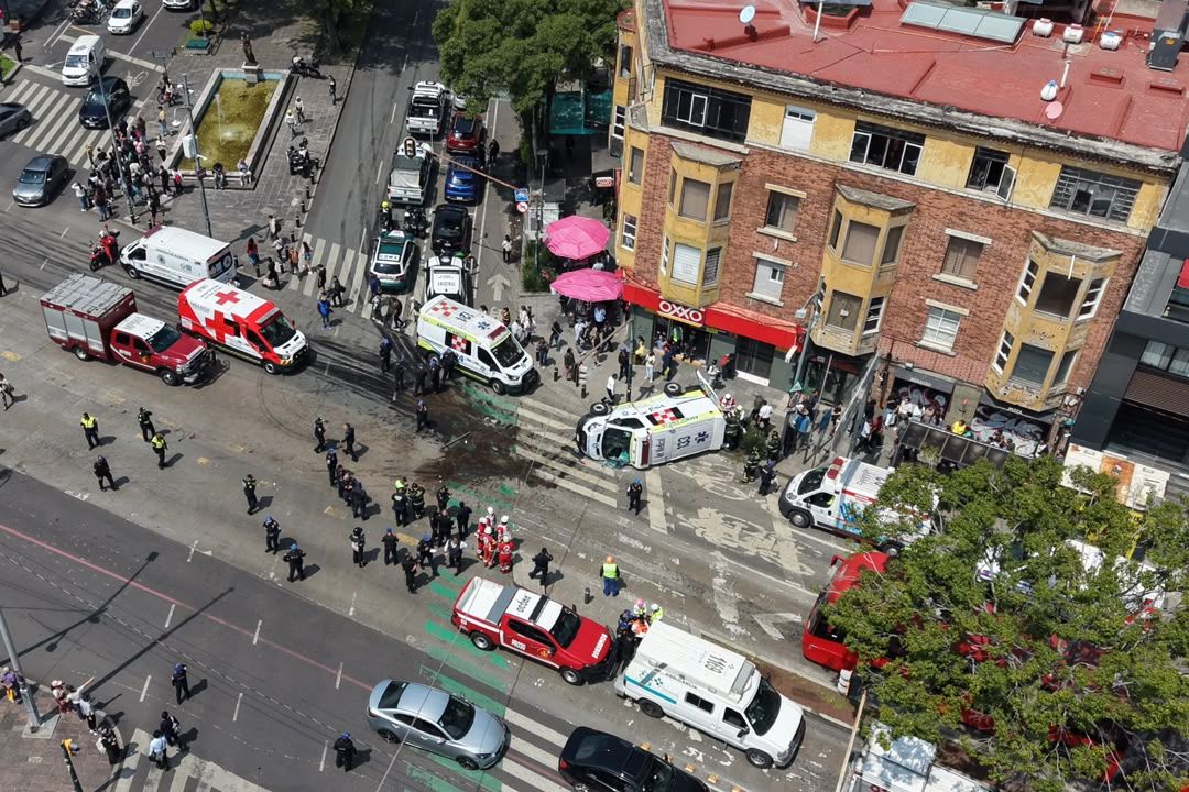 Toma aérea de la ambulancia volcada en Insurgentes