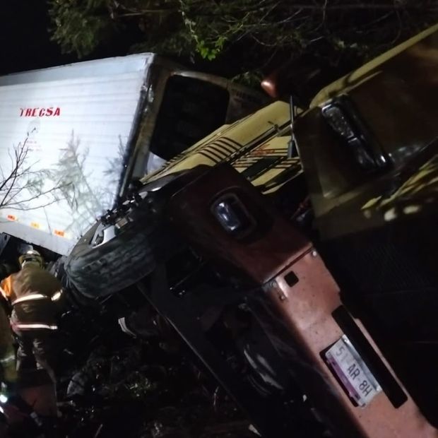Volcadura de Tractocamión Provoca Fuga de Combustible en Autopista Orizaba-Puebla