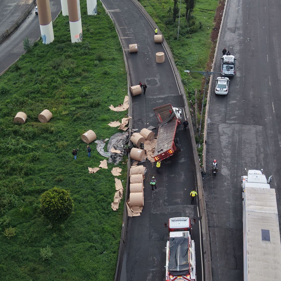 Vuelca tráiler en la México-Puebla.