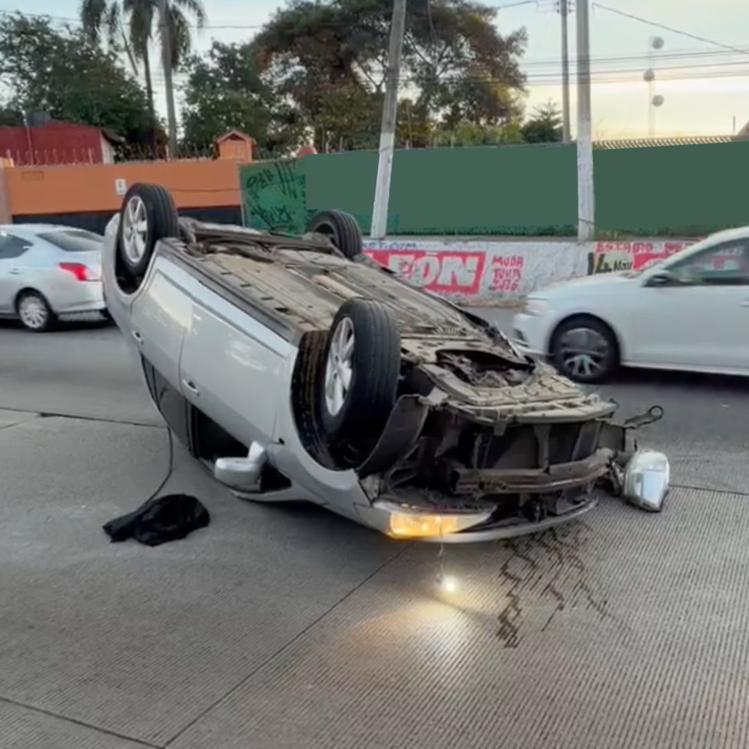 Volcadura de Automóvil Causa Caos Vial en Xalapa, Veracruz