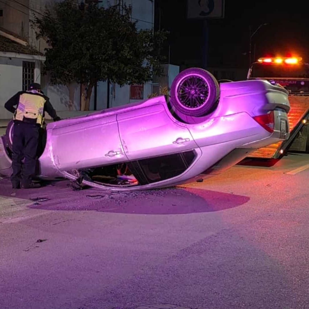 Hallan bebidas alcohólicas en el vehículo