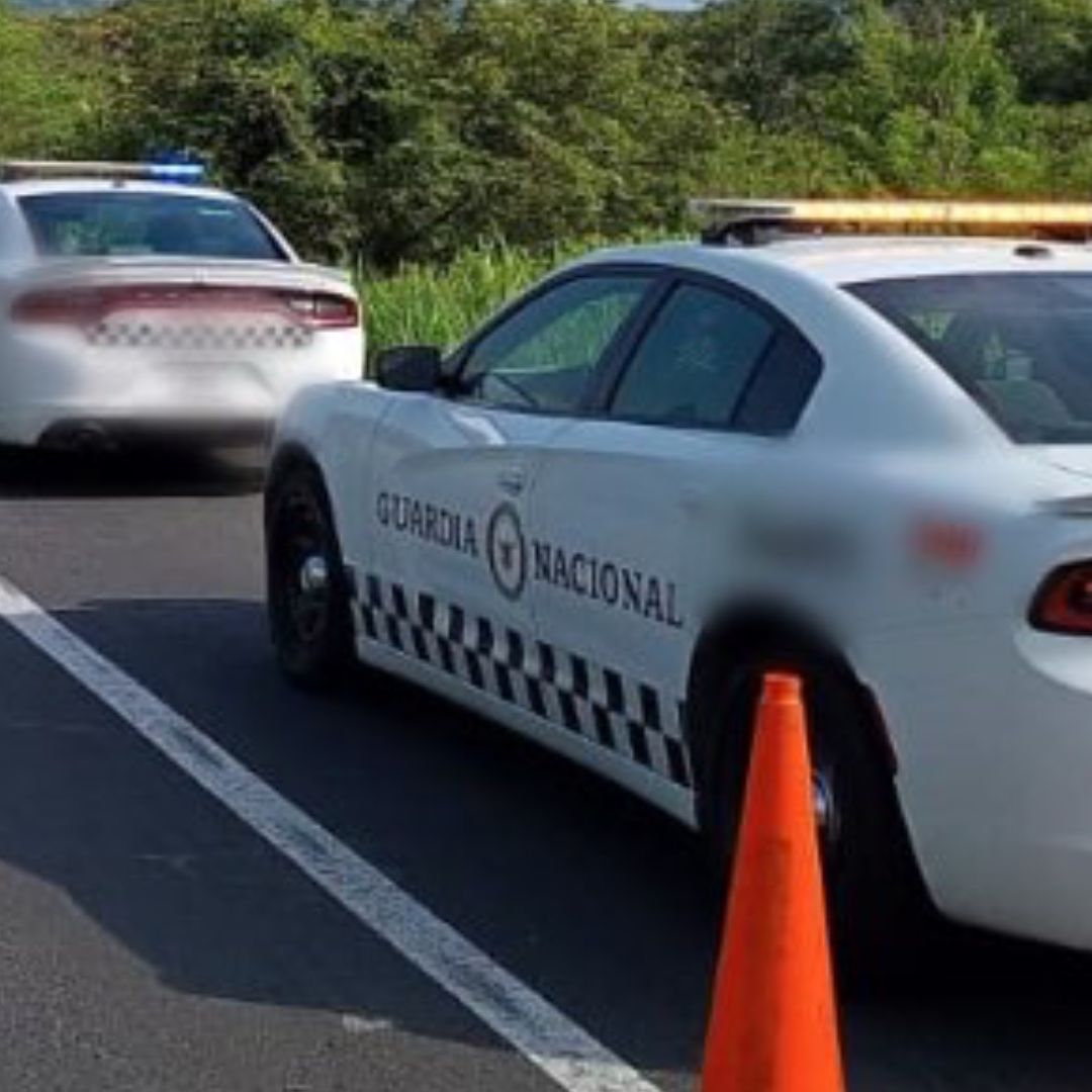 Guardia Nacional de Carreteras atienen accidente en autopista.
