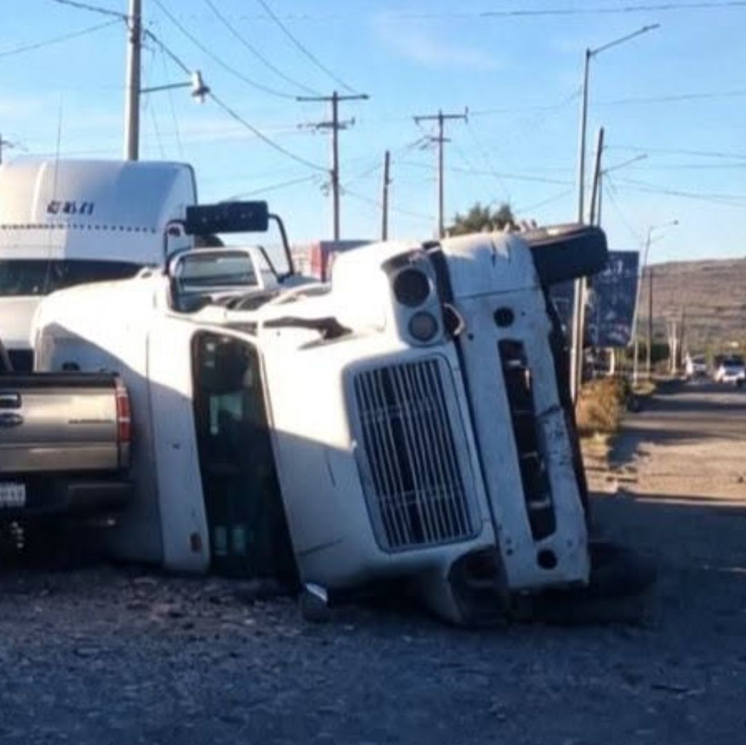 Volcadura de pipa moviliza a cuerpos de emergencias en Tepeaca, Puebla.