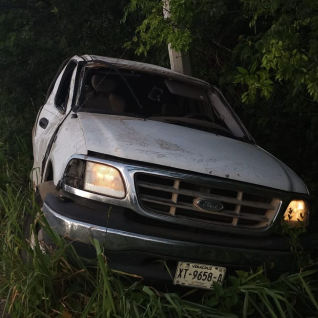 Se registró la volcadura de una camioneta en Tamiahua. Foto: Policía de Tamiahua