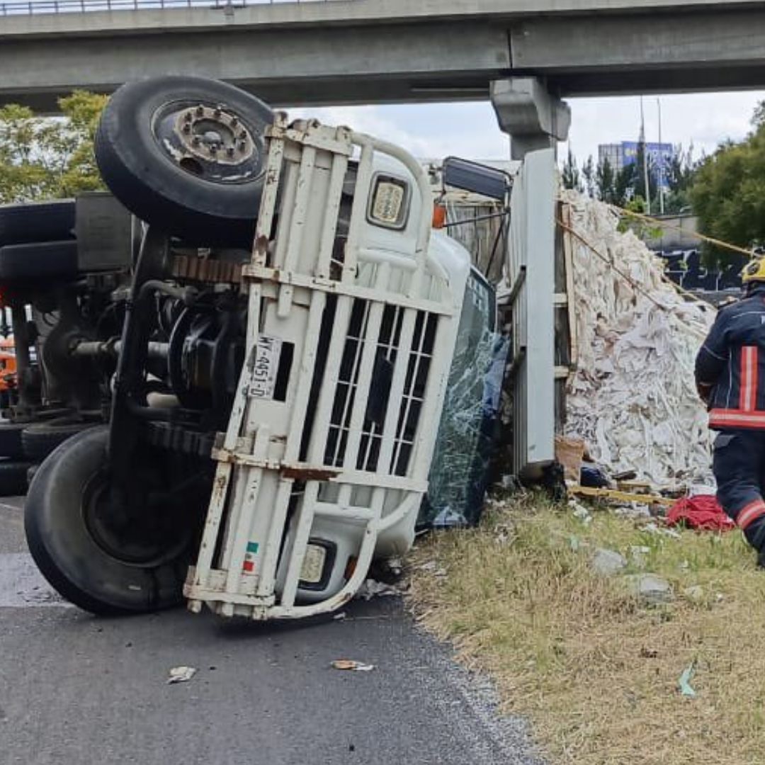 Accidente Volcadura Tractocamión Carretera Libramiento a Tlaxcala Puebla